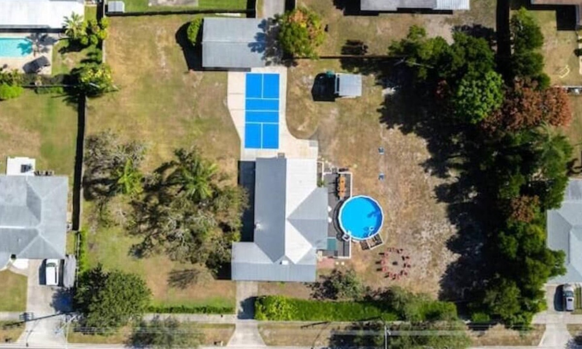 Clearwater House | Fun House! Pickleball, Disc Golf, Hot Tub & Pool!