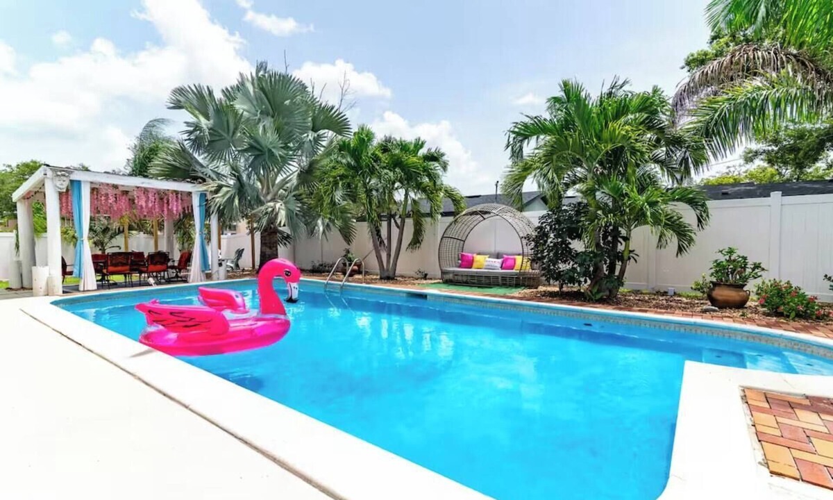 Clearwater House | Girls Getaway HQ, Heated Pool, 10 min to CL Beach