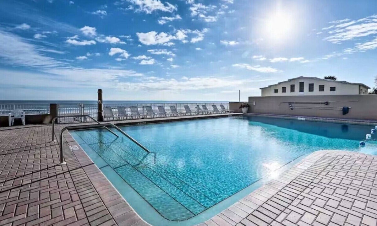 Seabreeze Historic District Apartment | Gorgeous Studio Ocean Front W/Private Balcony in Daytona!