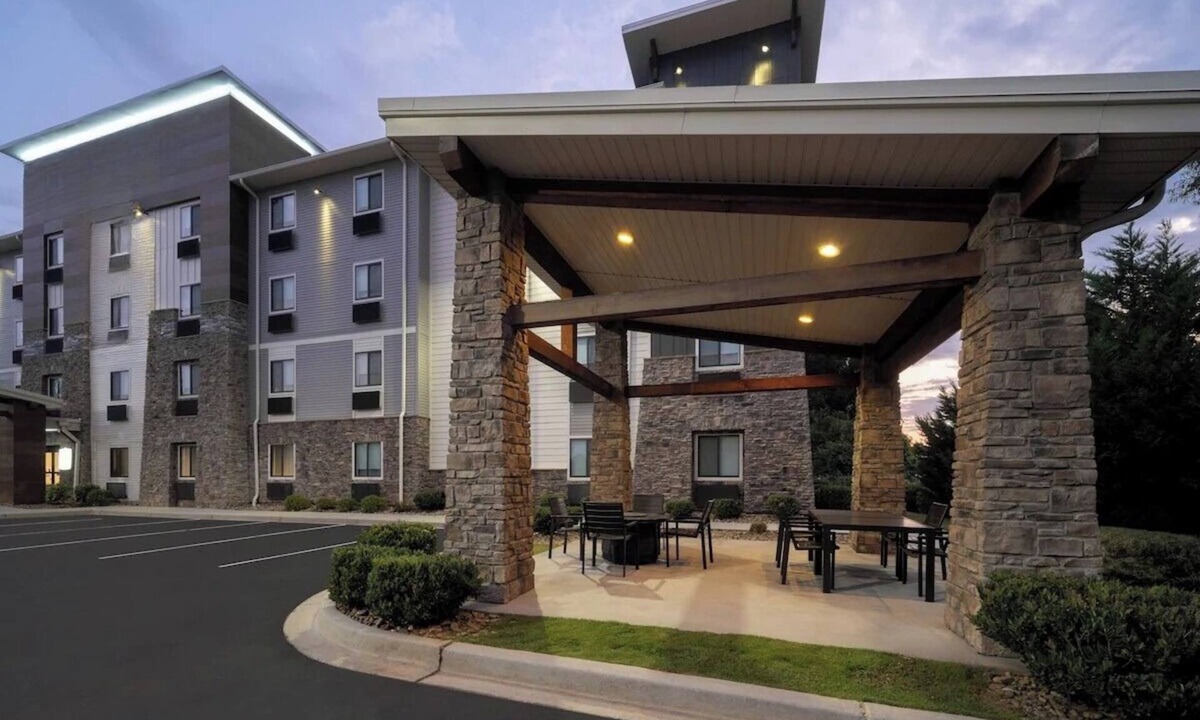 Greenville - Spartanburg Hotel | Greenville King Room w/Free Breakfast + Gym