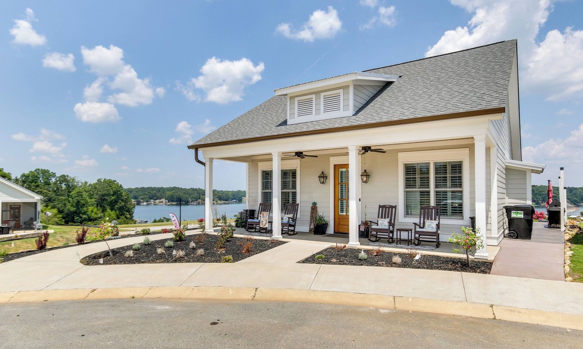 Greenwood Cottage | Greenwood Getaway w/Furnished Patio & Lake View