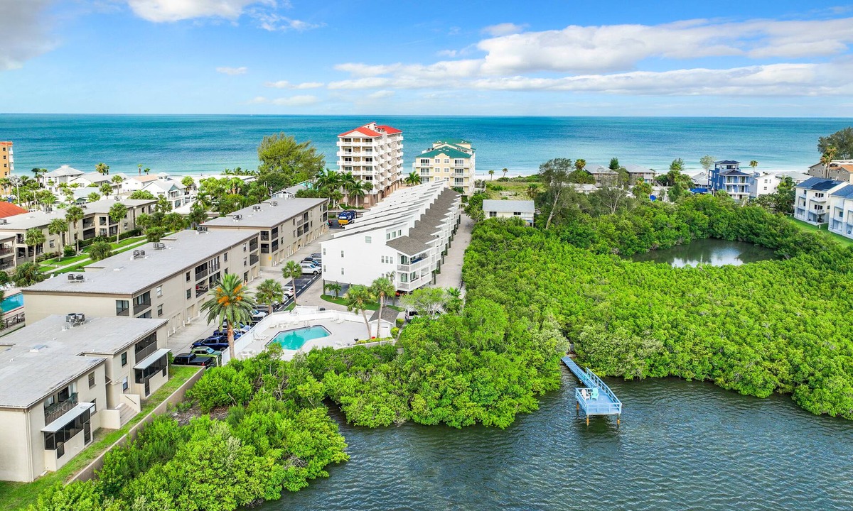 Indian Shores Condo | ★Gulf Coast 107★ Heated Pool + Beach Gear, Steps to Beach! Clean&Spacious Condo