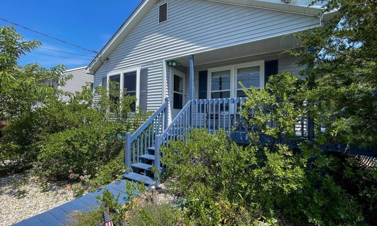 Villas House | Half block from the bay overlooking wetlands - pet friendly