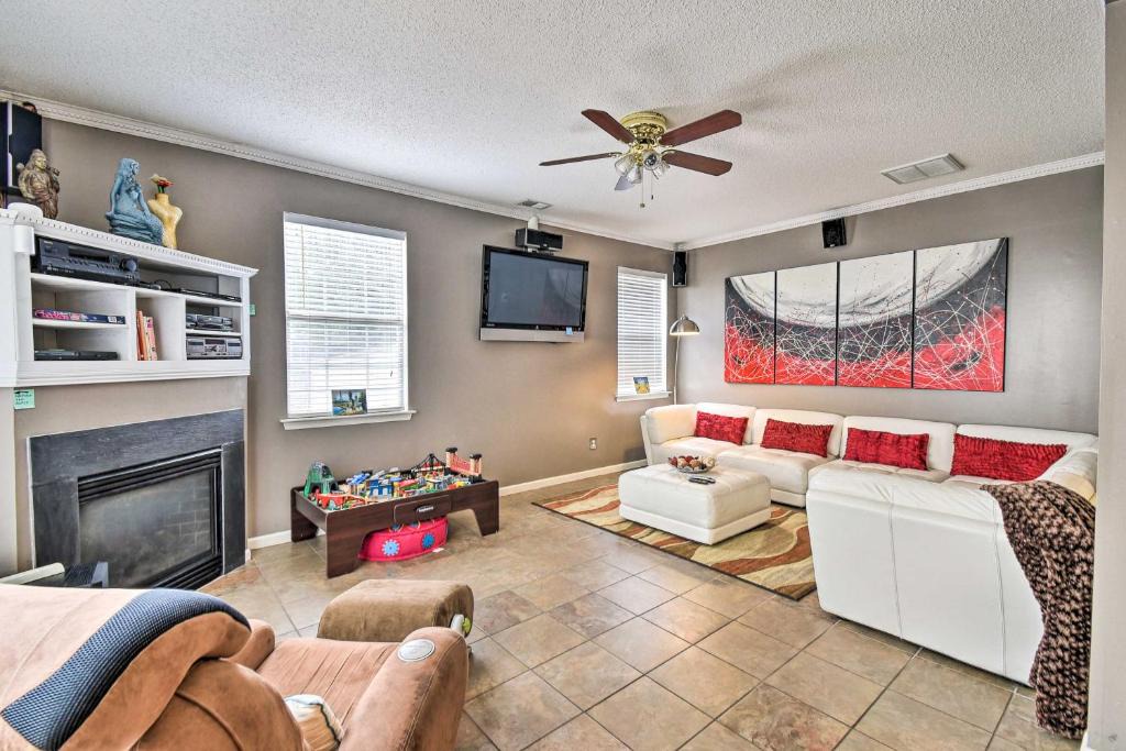 Hampton House | Hampton Home w/Fireplace + Close to Beaches!