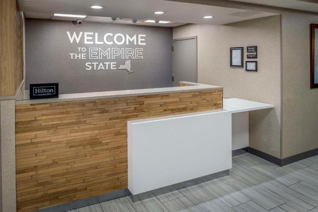 Commack Hotel | Hampton Inn Long Island/Commack