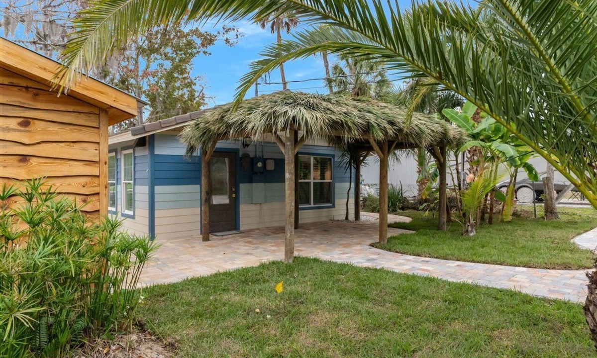 Weeki Wachee Gardens House | Hawaiian House Waterfront on the Weeki Wachee river