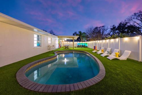 Bradenton House | Heated Pool Games Fire Pit BBQ Sleeps 12