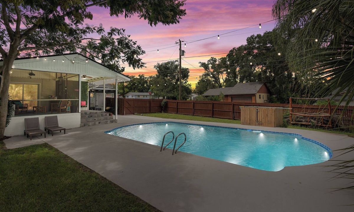 Forest City House | Heated Pool+Grill+Huge yard+outdoor movies+Plenty parking space+campfire