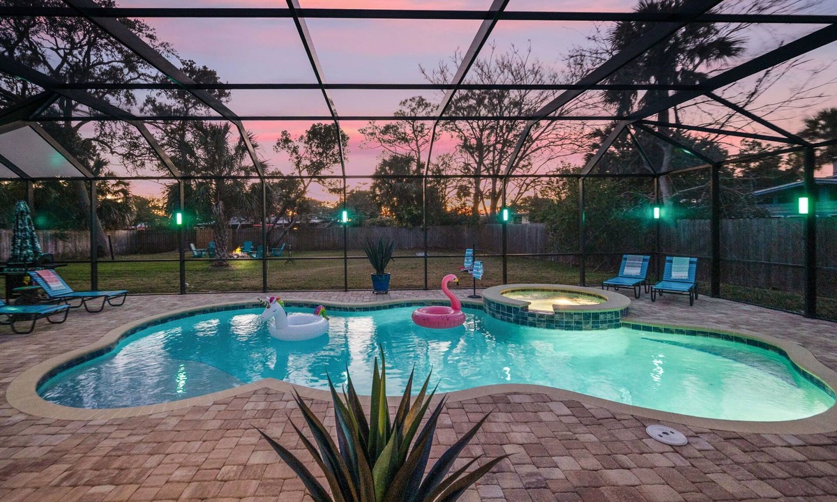 St. Augustine House | Heated Pool & Hot Tub ~ Walk Downtown & 2 The Amp!