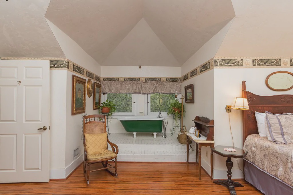 Micanopy Bed & Breakfast | Herlong Mansion Bed and Breakfast Inn - Oak Room