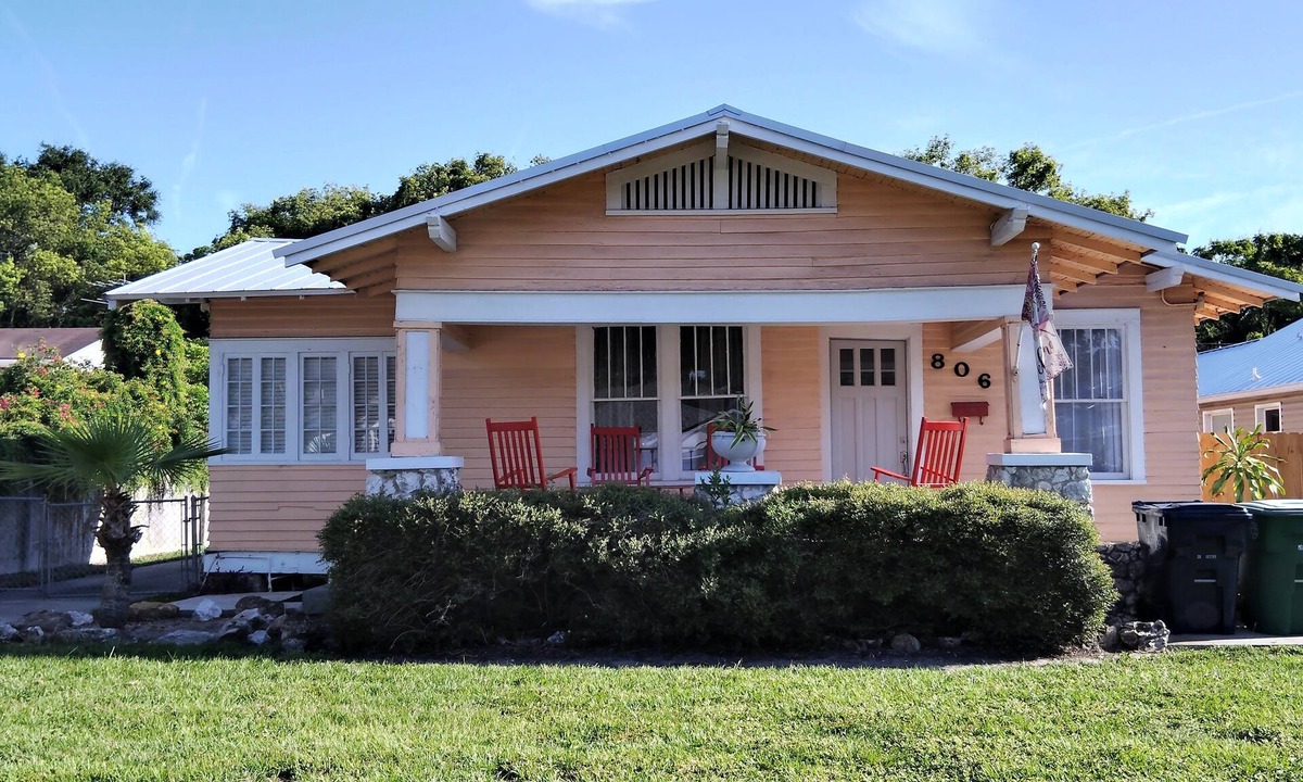 Tampa House | Historic 1918 Bungalow in charming Seminole Heights