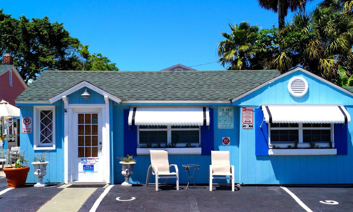 Clearwater Beach Cottage | Historic Beach Cottage steps from beach. Pet friendly! Sleeps 5