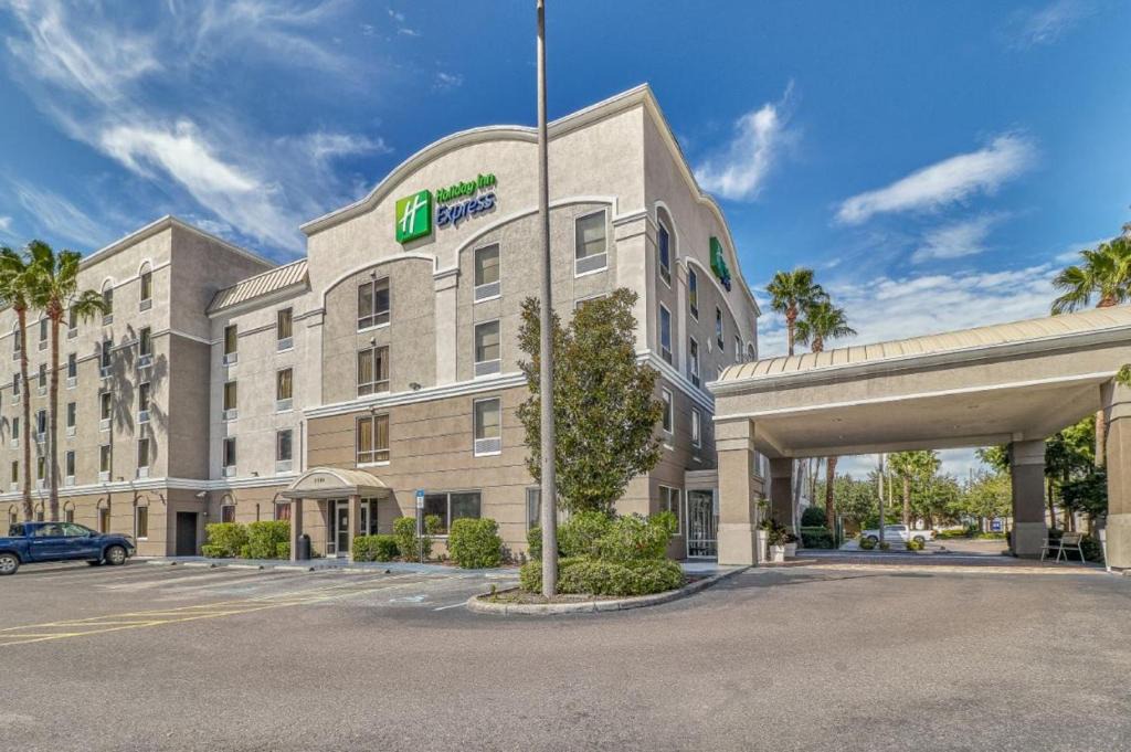 Clearwater Hotel | Holiday Inn Express Hotel & Suites Clearwater US 19 North by IHG