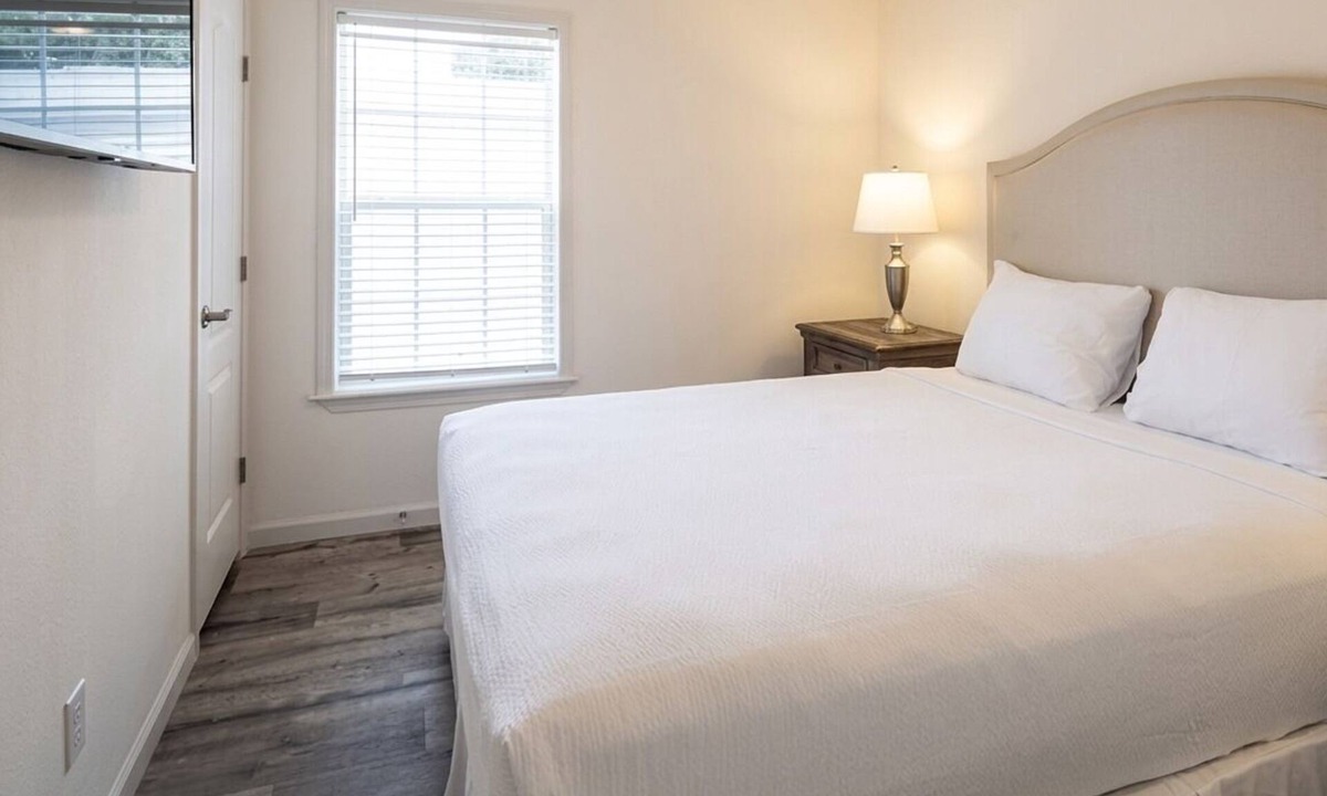 Fellowship House | Home Away From Home Perfect for Family w/Pets |Pool & Gym Access + Free Parking