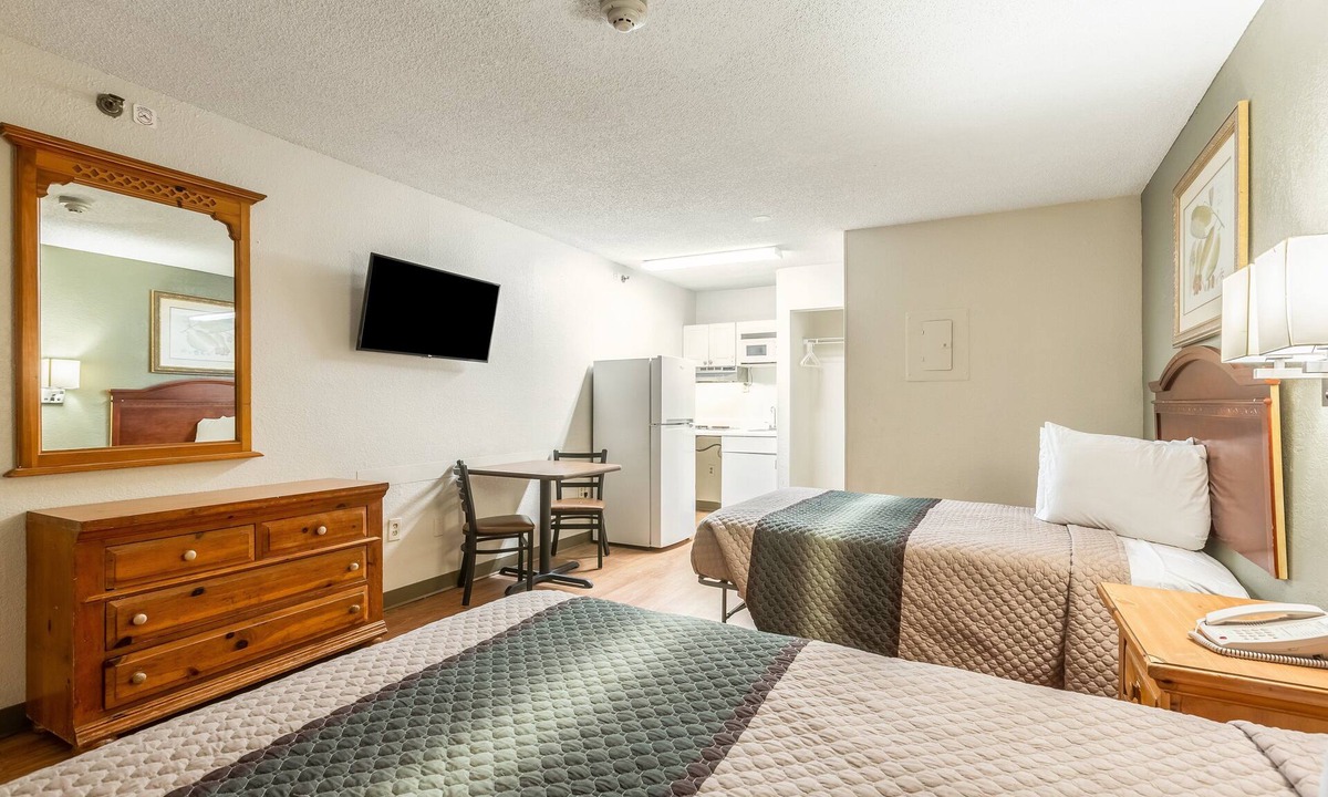 Norcross Hotel | HomeTowne Studios by Red Roof Atlanta - Norcross South