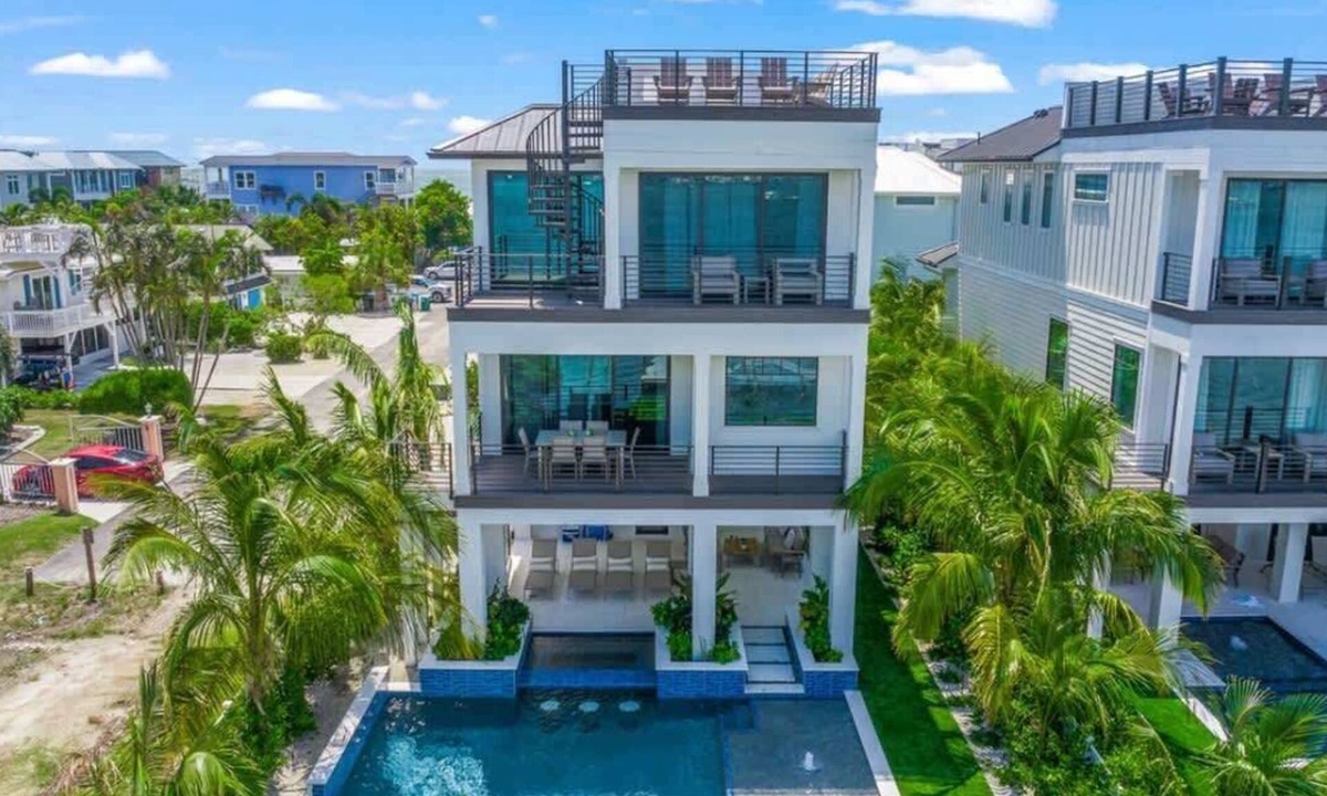Bradenton Beach House | Hook Wine and Sinker ~ Walk to Beach/Rooftop Deck