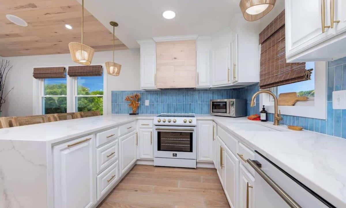 Colington House | Hot Tub, Bikes, and Beach Gear Included
