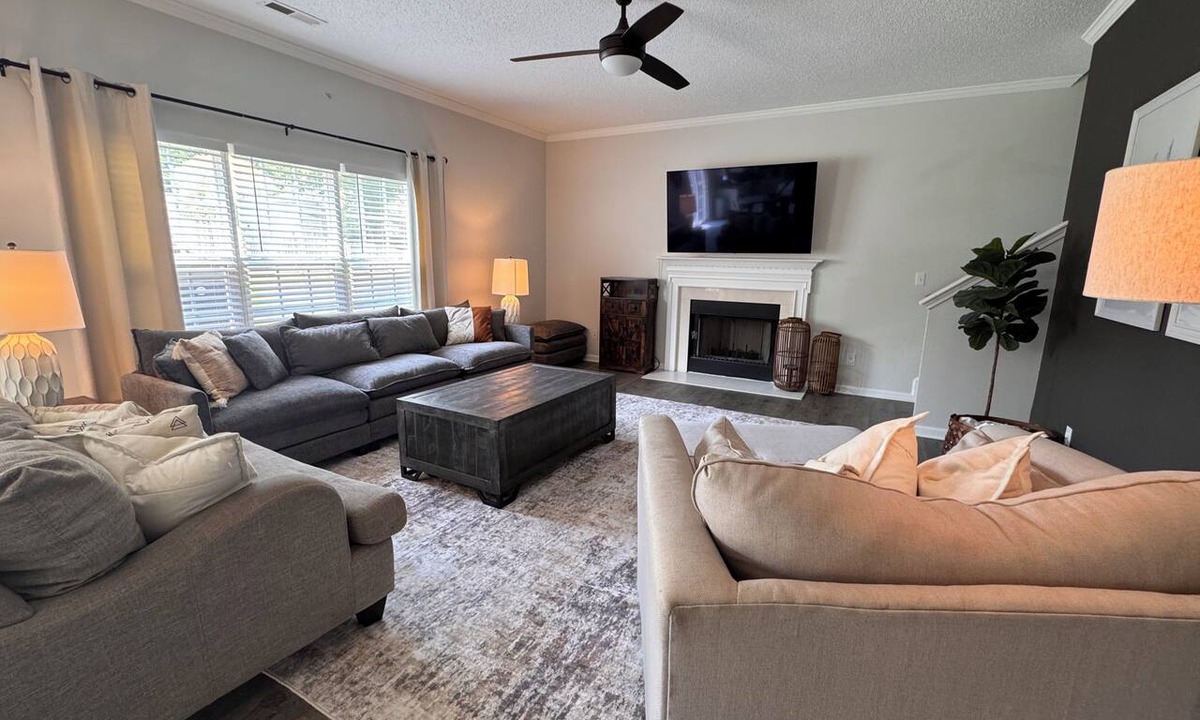 Simpsonville House | HOT TUB, Community Pool, AC, 5-Bedroom Oasis in Simpsonville