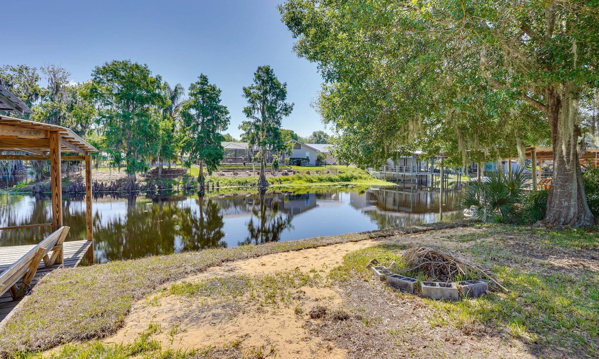Fedhaven House | Hot Tub + Dock Access: Lake Hatchineha Getaway!