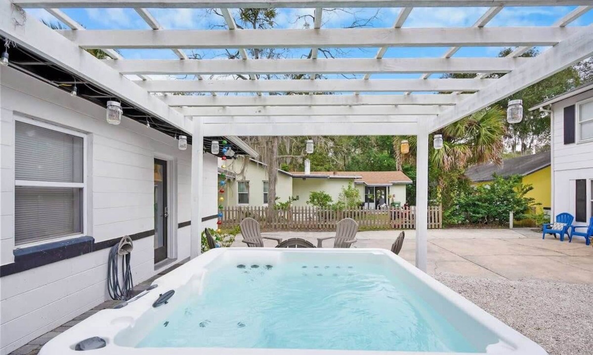 St. Augustine House | Hot Tub! Free Parking, Retro Cottage, Games