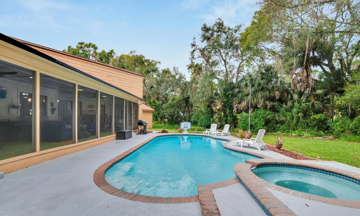 Bearss Plaza House | Hot Tub, Pool, Minutes to Busch Gardens: 3 King Beds, Mini Golf & More!