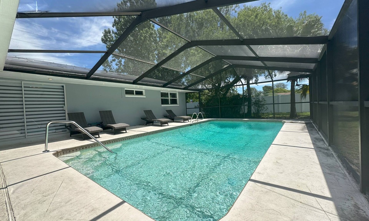 Largo House | HUGE POOL/LANAI-DART BOARD-NEAR BEACH/BOTANICAL GARDEN/LAKE/PARKS/SHOPPING MALL!