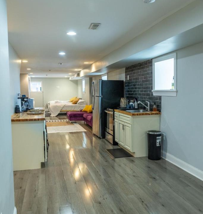 West Philadelphia Apartment | Huge Studio for 4 and 10 Min Train to Center City