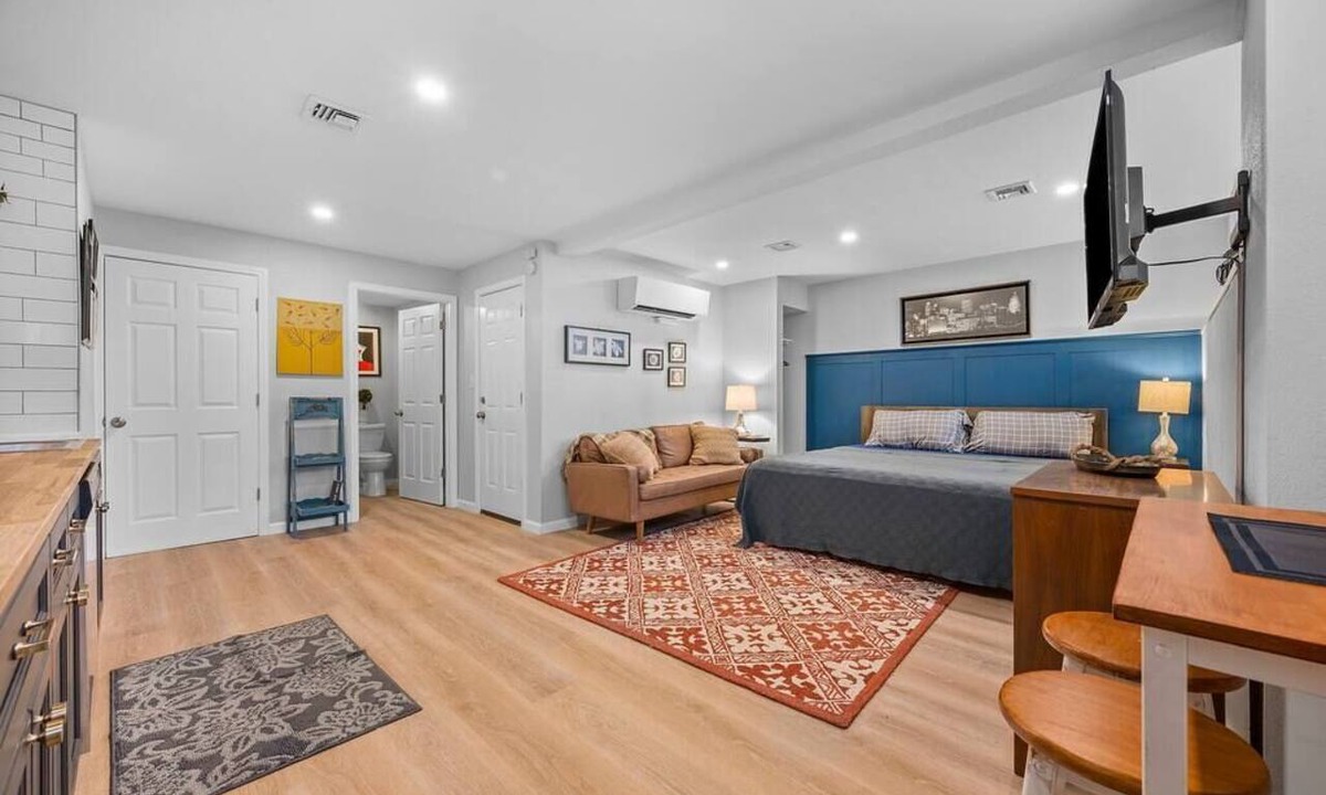 South Side Flats Apartment | Industrial Chic Studio-Modern Comfort in the Burgh