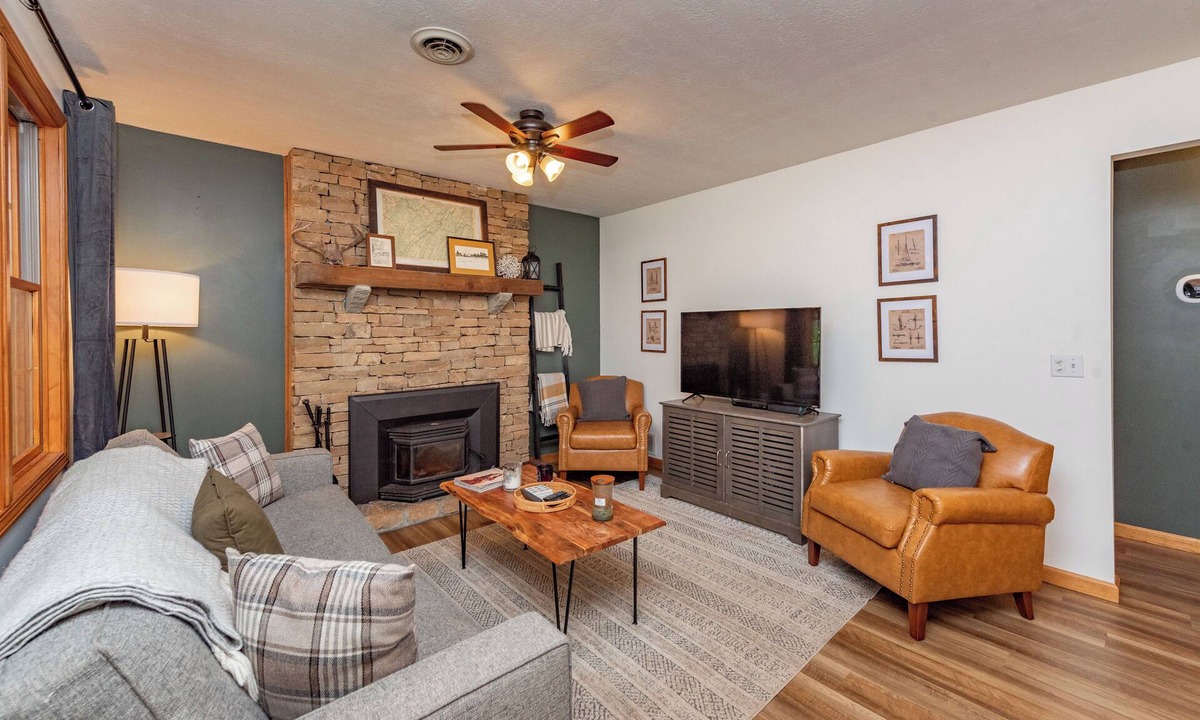 McHenry Cabin | Intimate Dog Friendly Cabin w/Fire Pit