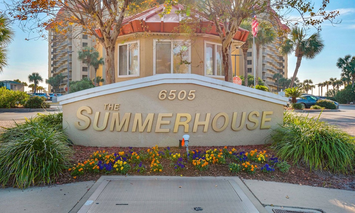 Biltmore Beach Condo | Irresistible! 3rd Floor, 5 Star Beach Front! Early 1:30p check in! Beach setup