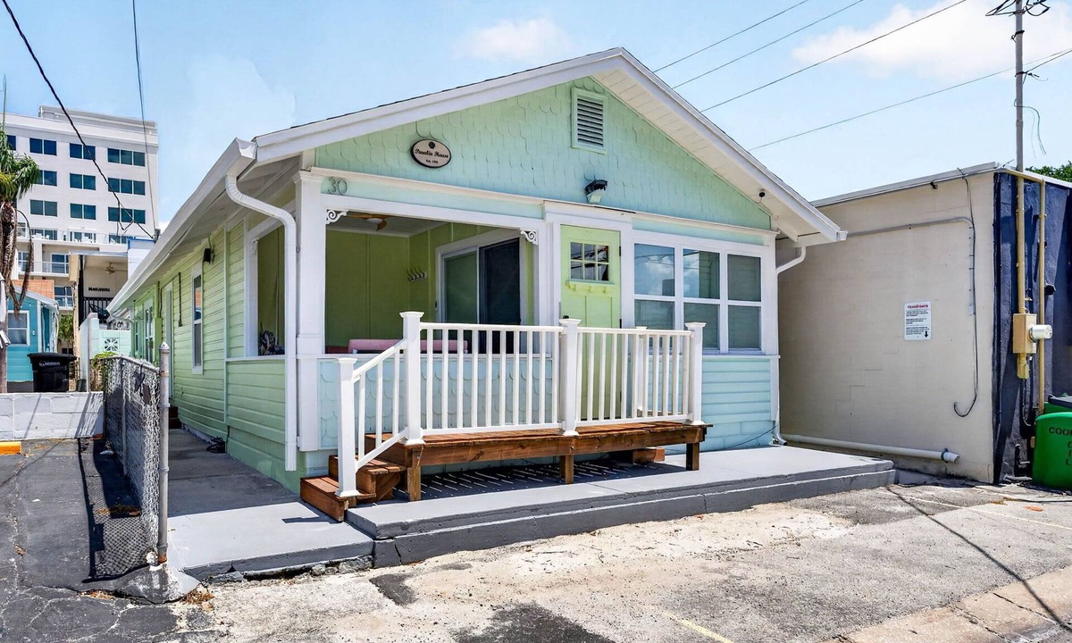 Clearwater Beach House | Island Vibes Cottage - Amazing Location