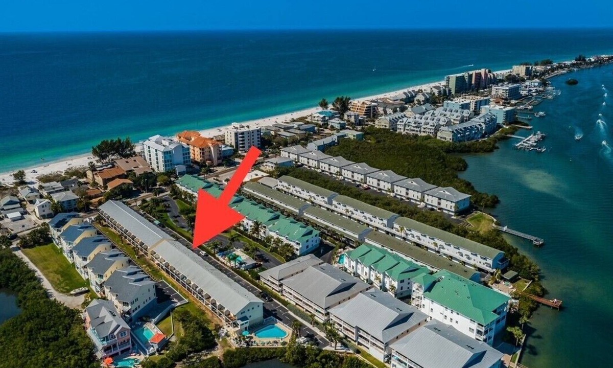 Indian Shores House | It’s a SHORE THING-Modern finishes! Short walk to the soft beaches on the Gulf