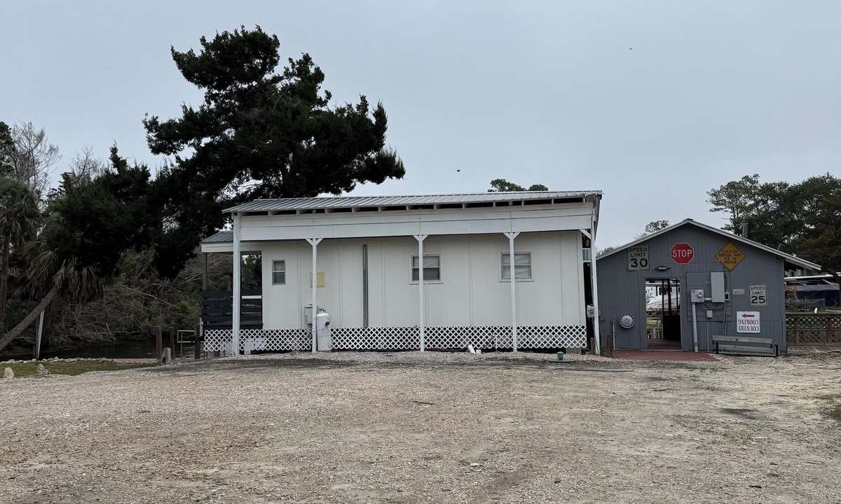 Steinhatchee House | Jack's Place- Charming Tiny House on the Canal – Dock, Porch Swing & Fishing