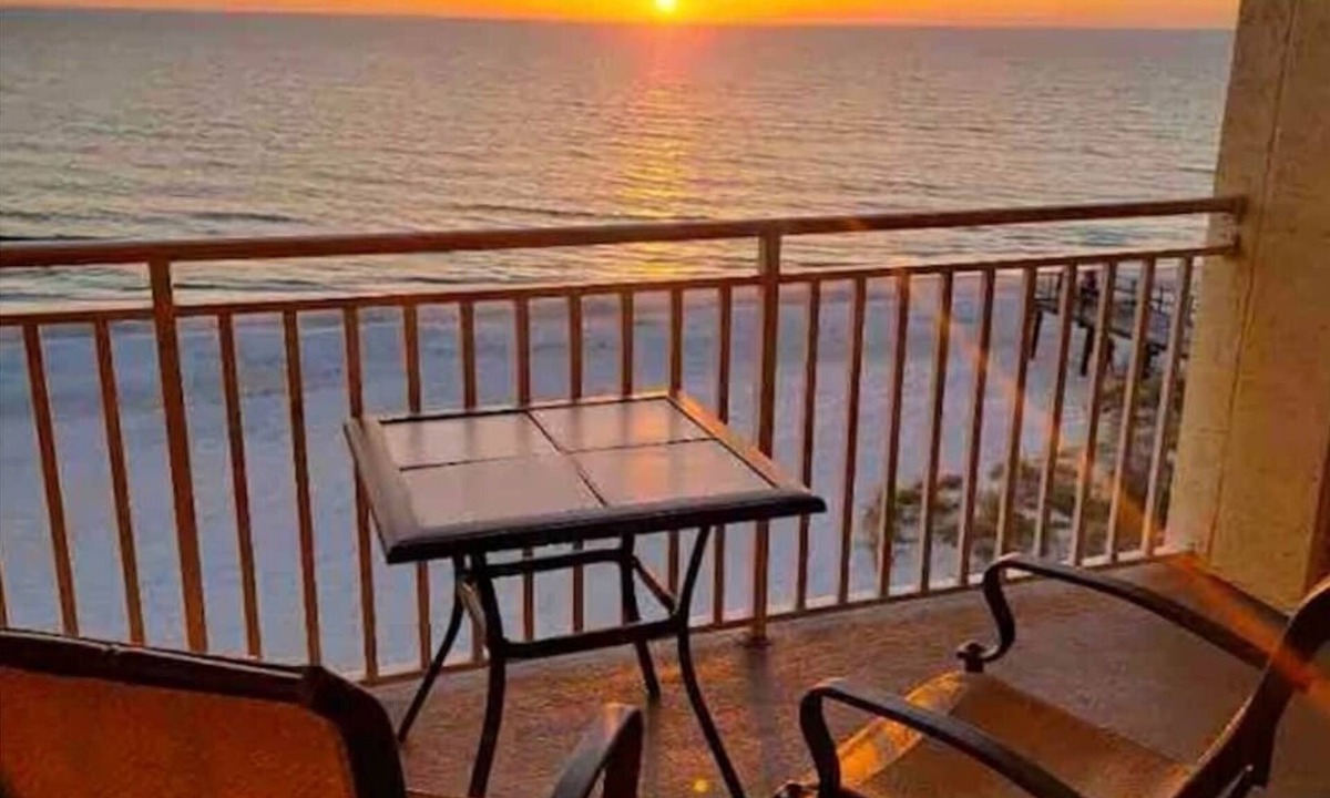 Redington Shores Condo | 🌟Jaw-dropping front-row sunset views from this rare 3-bedroom, 3-bath getaway!🌟