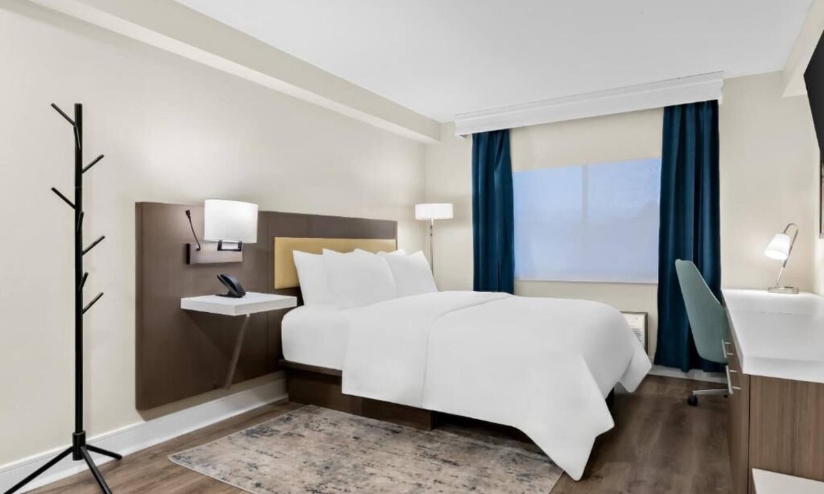 Tinton Falls Hotel | Jersey Shore King Room Bar, Pool & Gym