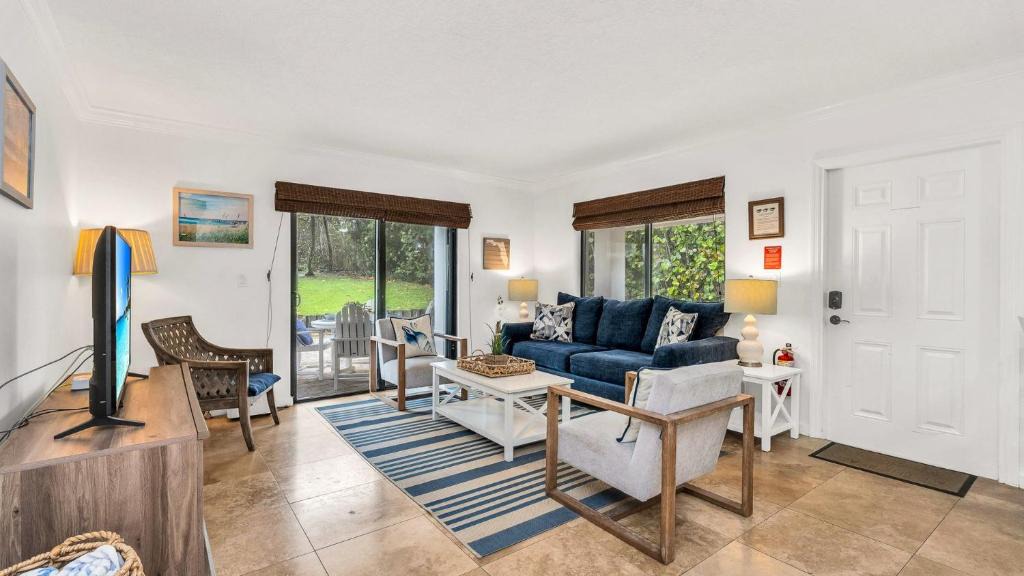 Juno Beach Apartment | Juno Beach Seaside Escape I Steps from the Ocean!