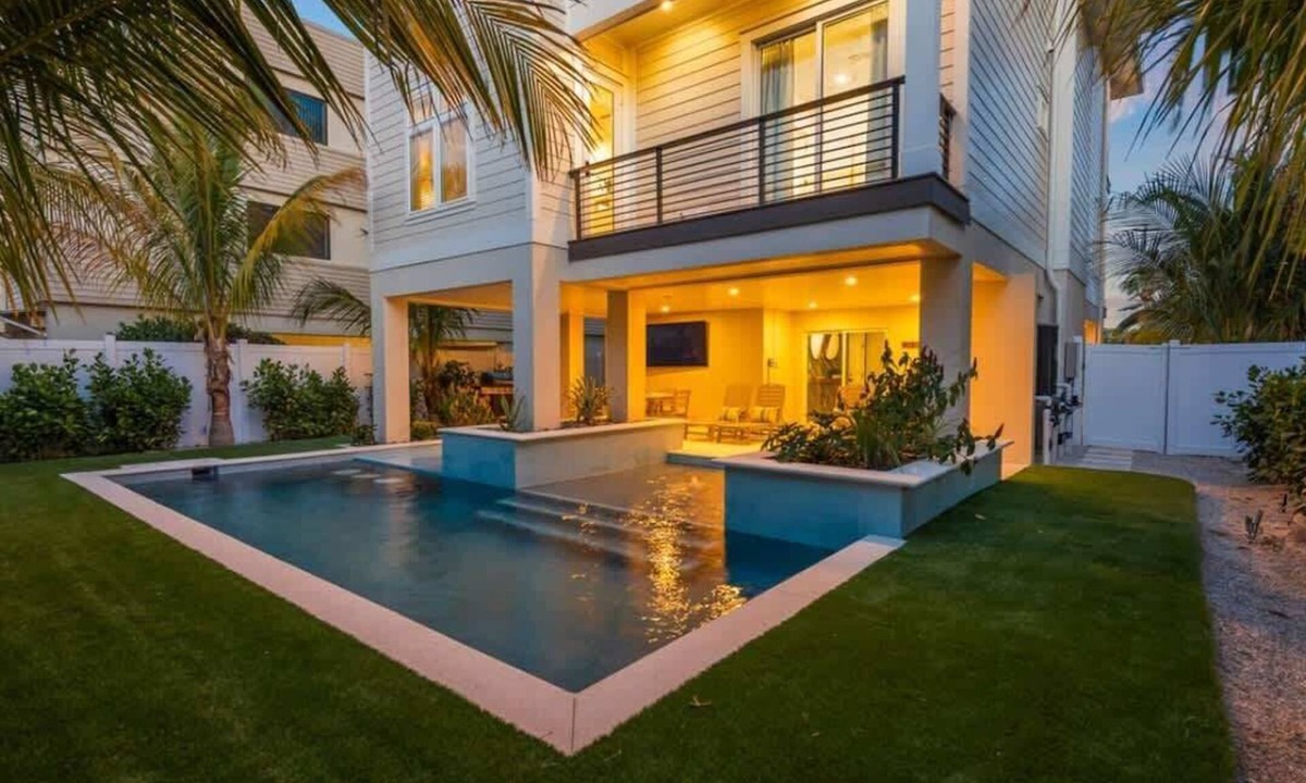 Bradenton Beach House | Just Pearly - 2 min walk to beach!