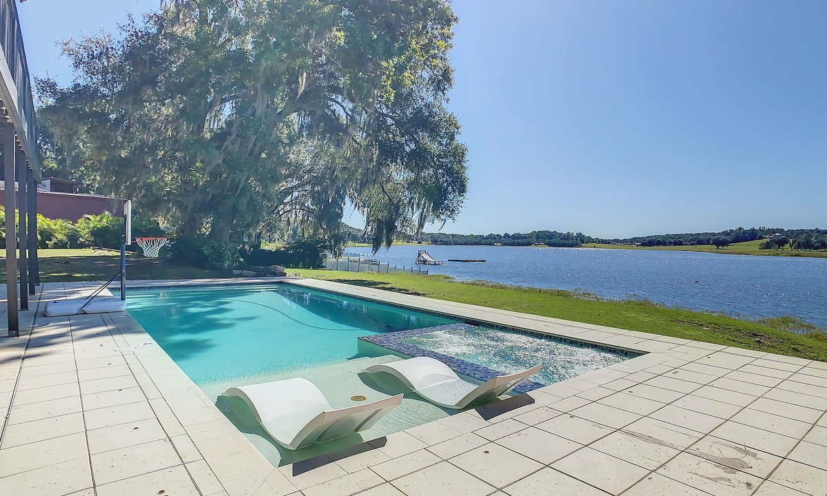 Dade City House | Kayaks/Spa/Pool/Firepit/Dog friendly Lakehouse Getaway!