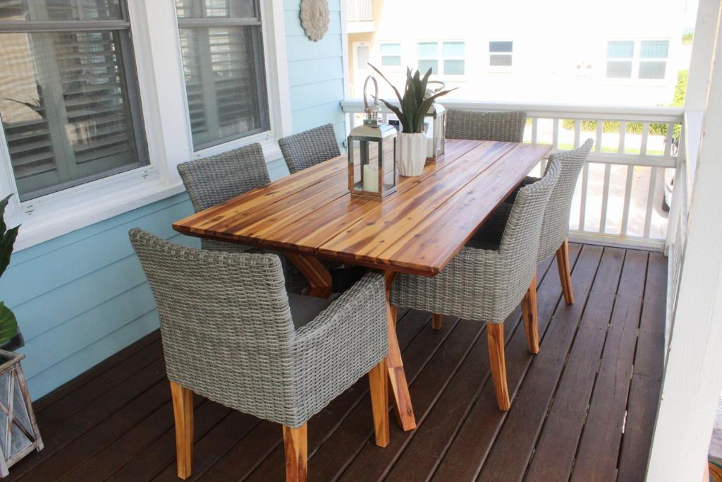 Pass-a-Grille House | Key West Style Beachtown Estate by TechTravel