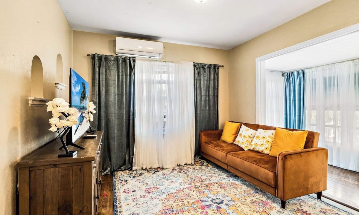Historic Uptown House | King Bed 1BD 8 min to Downtown & Pier Pet-friendly