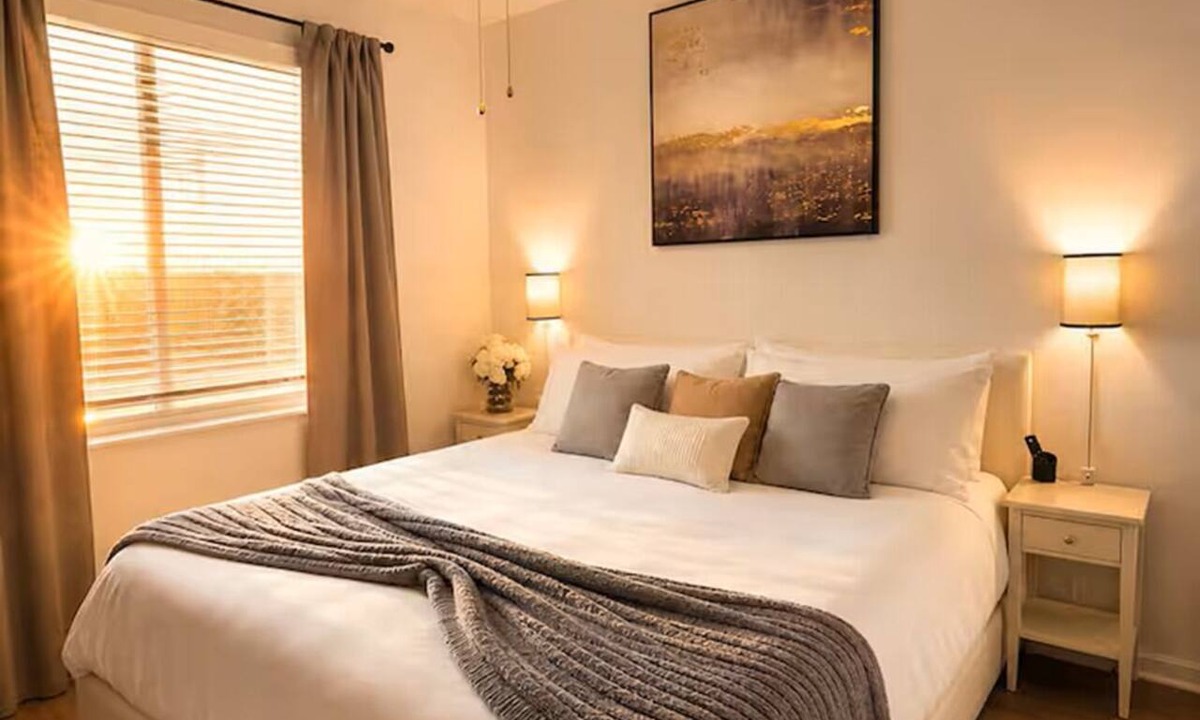 Northside Apartment | King Bed Suite, 8 Min Airport, Fast WiFi & Gym