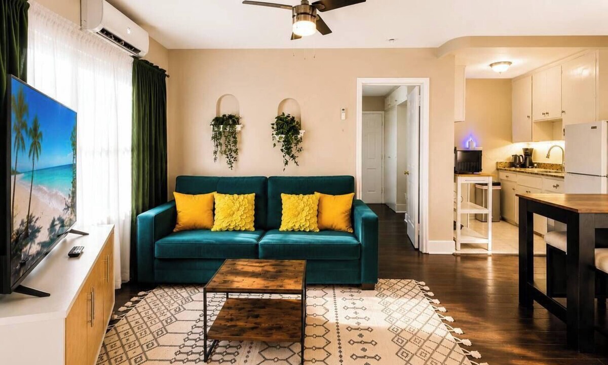 Historic Uptown Apartment | King Size Bed - 1BD 1BA - 5 min to Downtown & Pier