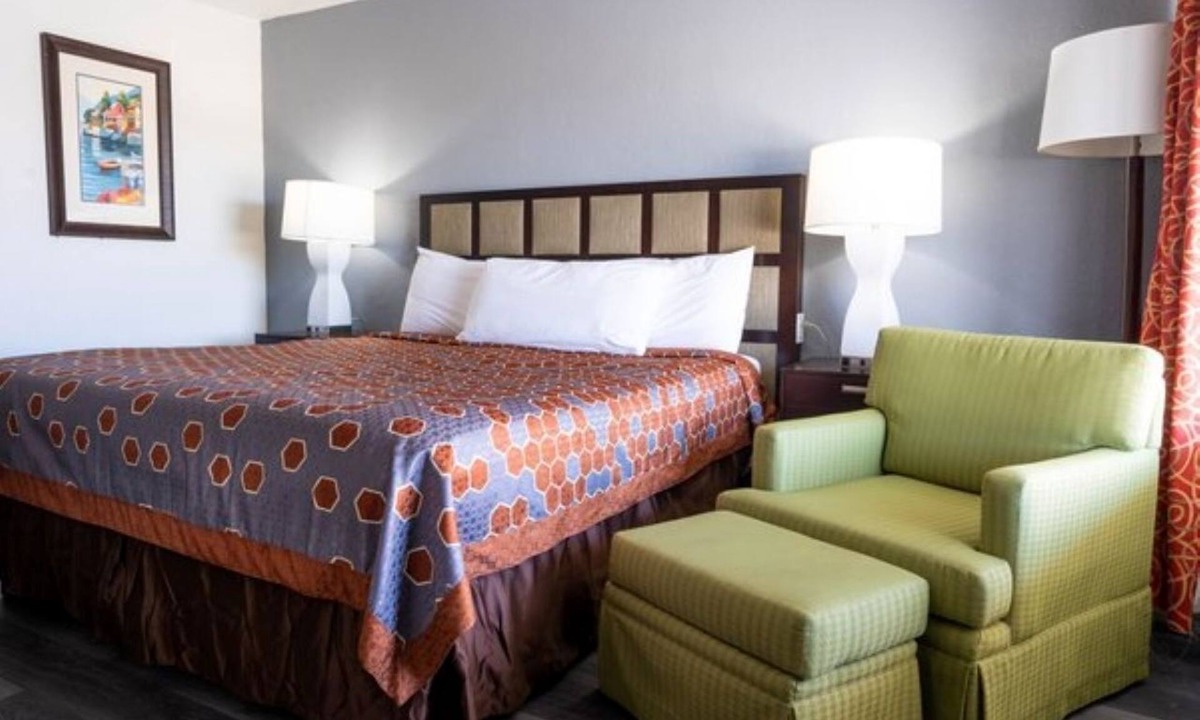 Ocala Hotel | King Size Comfort Off I-75: Quiet Night, Near Ocala Shopping Center!