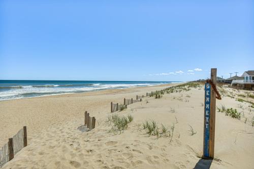 Sea Scape Apartment | Kitty Hawk Apartment w/Hot Tub - 1 Mi to Beach!