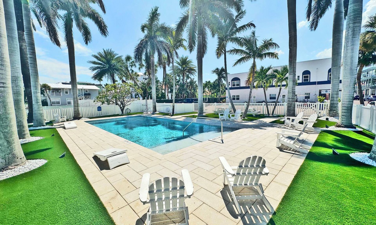 Pass-a-Grille Historic District Apartment | La Tortuga Historic Downtown Pass A Grille