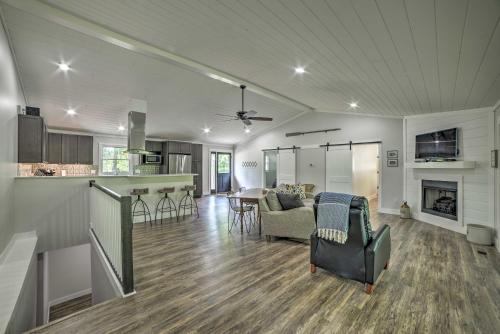 Cadiz House | Lake Barkley Waterfront Home w/Deck & Boat Dock!