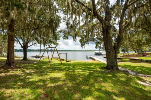 Hawthorne House | Lake Winnott Home w/Boat Ramp & Dock