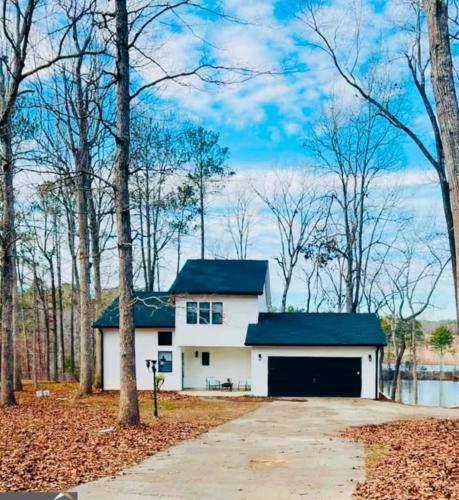 Griffin House | Lakefront 2BR Getaway