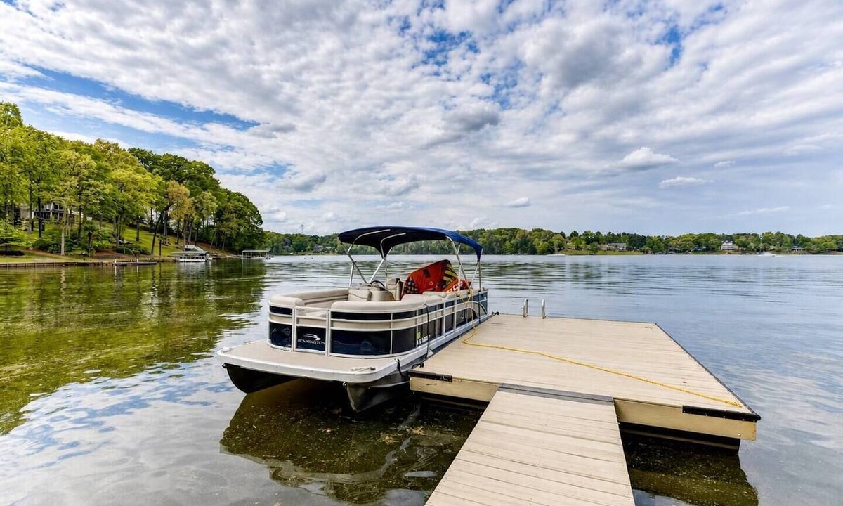 Inman House | Lakefront Oasis on Bowen | 4BR, Hot Tub, Sleeps 8