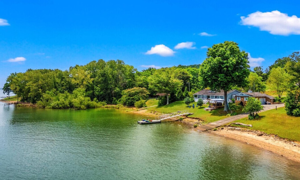 Dandridge House | Lakefront Oasis- Steps to Water- Private Boat Ramp